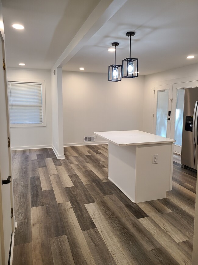 Photo - 2394 Bouldercliff Way SE