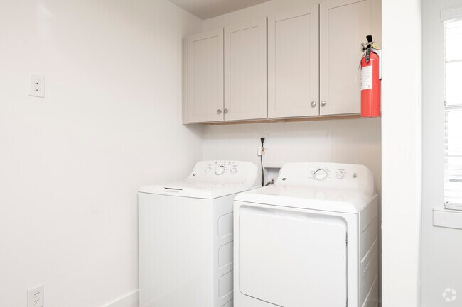 2 BR, 1 BA 800 SF (Renovated)