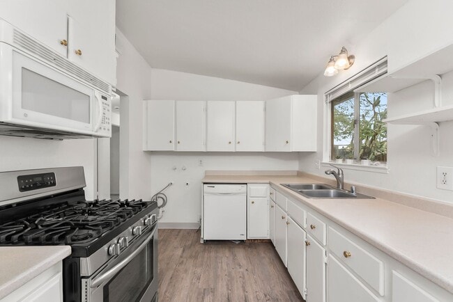 Building Photo - 6404 Stoneman Dr