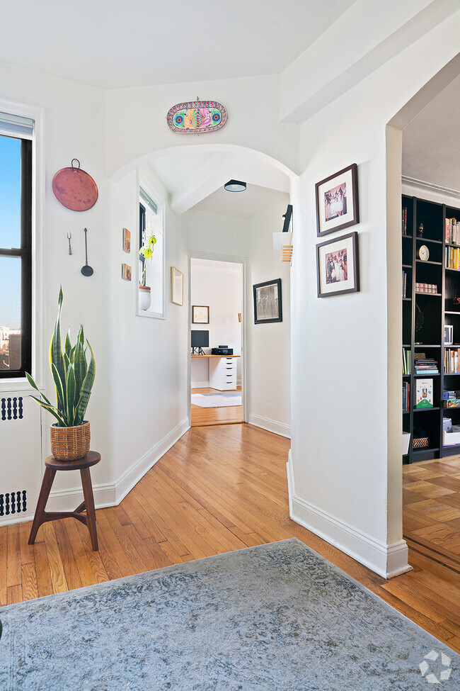 Building Photo - 385 E 18th St Rental