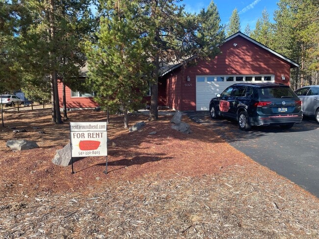 Building Photo - Quiet setting in La Pine!