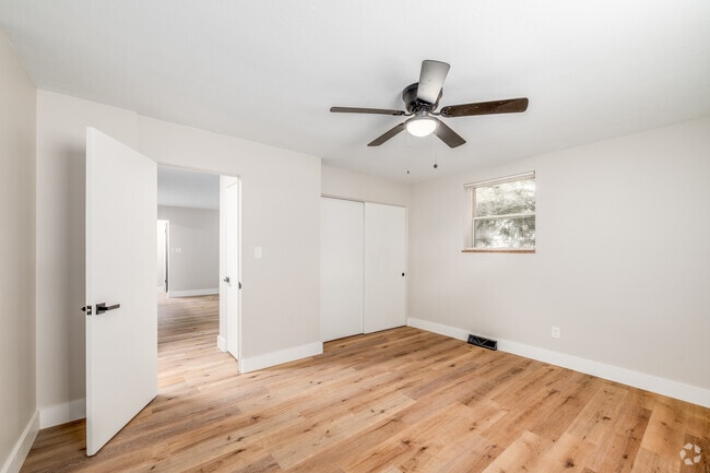 1BR, 1BA - 872SF - Bedroom