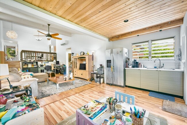 Building Photo - Newtown Rental