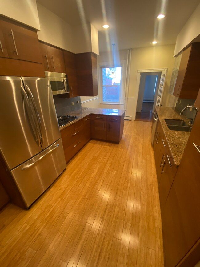 Building Photo - 17 Gibbs St Unit 1