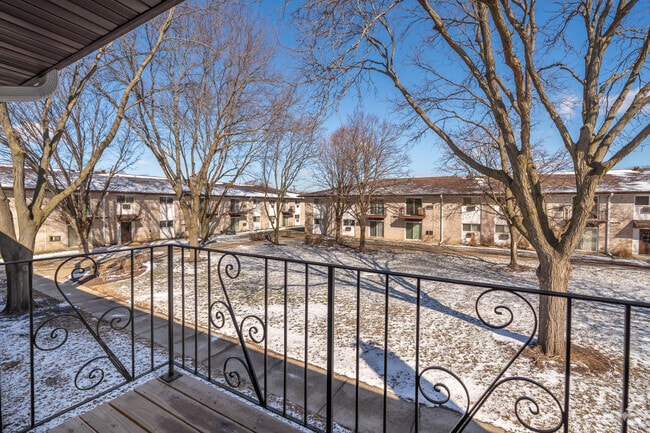 The Deluxe - 2BR, 1.5BA - 887SF - Balcony