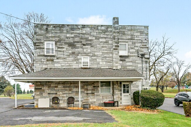 Building Photo - 218-222 S Sporting Hill Rd Unit B