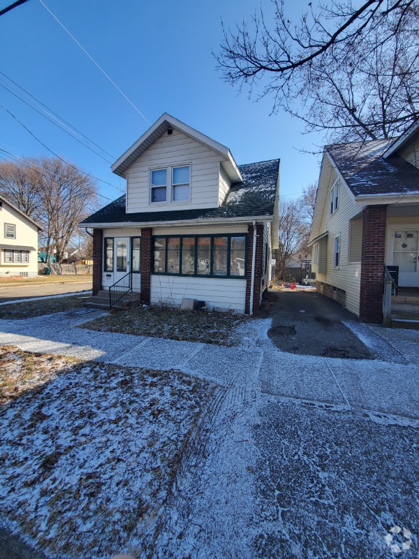 Building Photo - 601 Lathrop St Rental