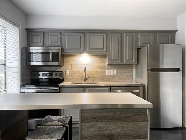 Building Photo - 1311 Antoine Dr Unit 199 Rental