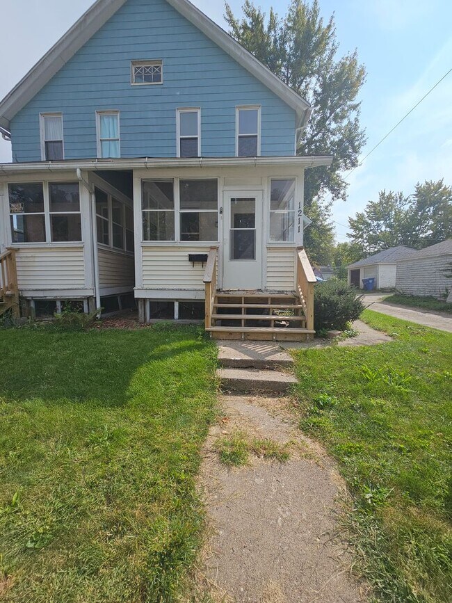 Building Photo - 1209/1211 W 15th St. NO MAINTENANCE WITHOUT APPROVAL call 563-505-0219 Unit 1211 W 15th St