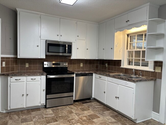 Photo - 3-4 bed, 2 bath with full basement in Asheboro