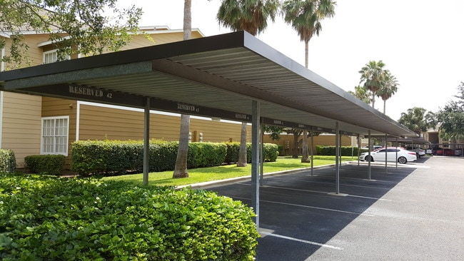 Plazas de aparcamiento cubiertas - Hearthstone Apartments