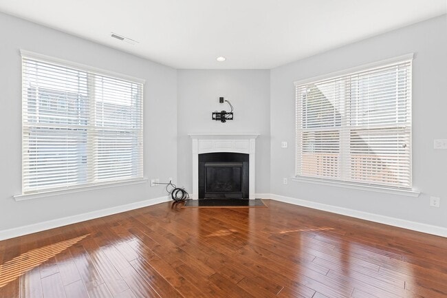Photo - Bright & Spacious End-Unit Townhome in Flo...