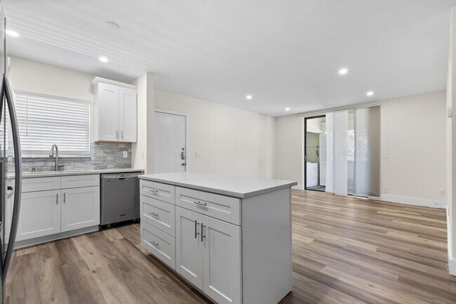 Photo - 8406 W Sample Rd Unidad 226