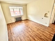 Experimente la calidez y el encanto de esta habitación iluminada por el sol, perfecta para crear la sala de estar de sus sueños.