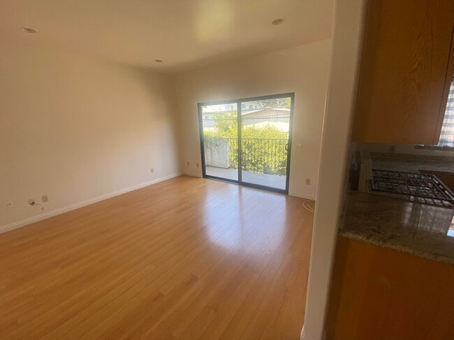 Photo - 80 S Meridith Ave Unidad 06