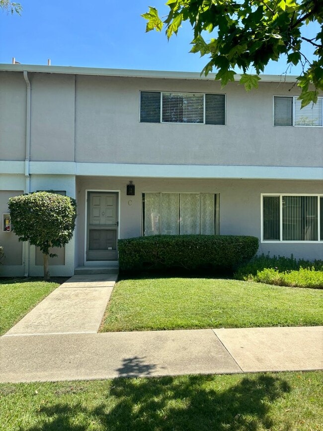 Light and Bright Townhouse in Sought-After... - Light and Bright Townhouse in Sought-After...
