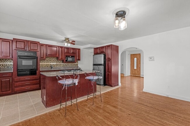 Building Photo - Charming 4-bedroom, 2-bath