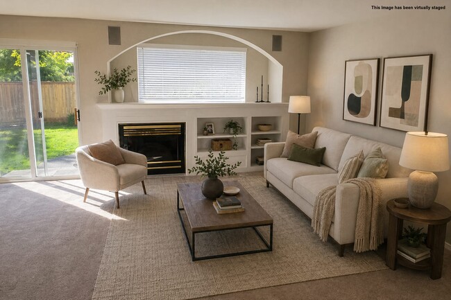 Muebles empotrados en la sala de estar con acceso - 1306 57th St SW