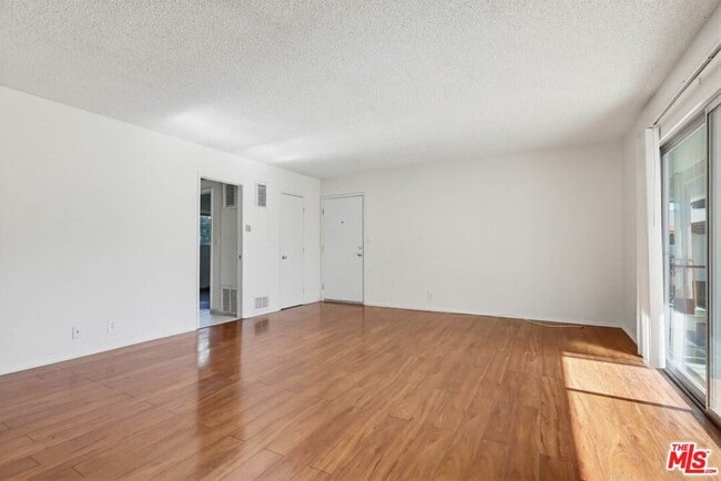 Photo - 515 N Alfred St Unidad 206