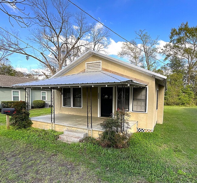 Building Photo - Sweet 2/1 Home in Marianna