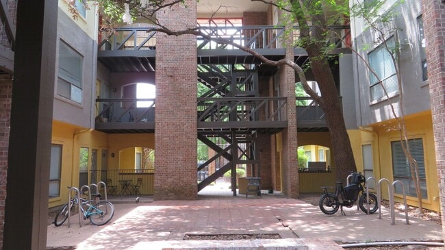 Beautiful 2 bed 1 bath condo 3 blocks from... - Beautiful 2 bed 1 bath condo 3 blocks from...