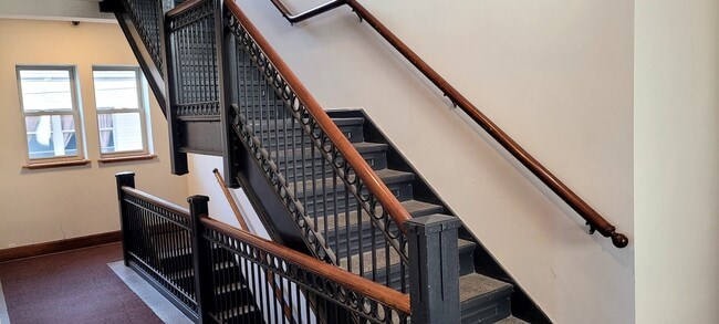 Escaleras históricas - 319 W North St Unidad Moreland