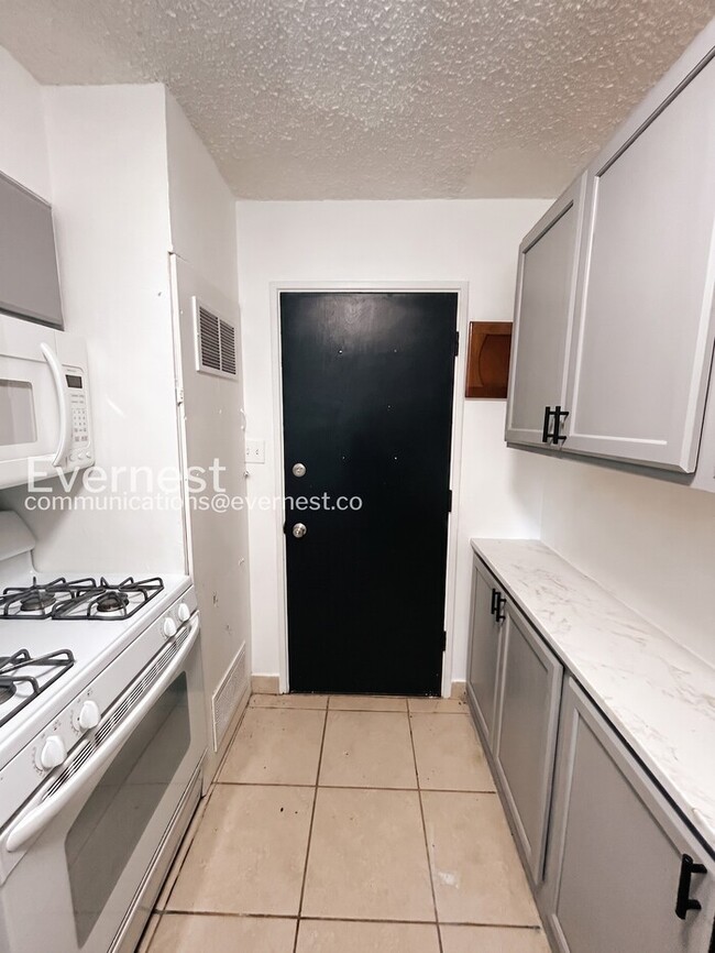 Photo - 906 1/2 Carlisle Street