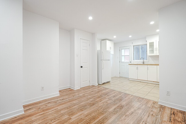 Building Photo - 8810 R. Sherbrooke E Unit 3