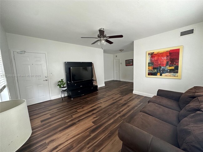 Photo - 7315 Dickens Ave Unidad 4 Rental