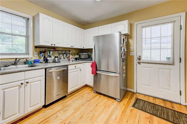 Photo - 2423 Woodacres Rd NE
