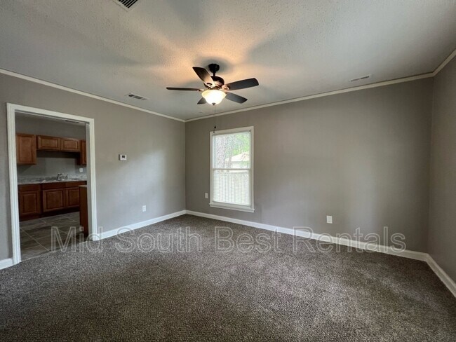 Photo - 877 N Holmes St