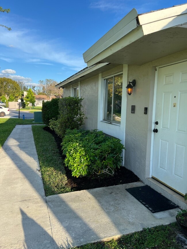Front entry - 508 Woodgate Cir