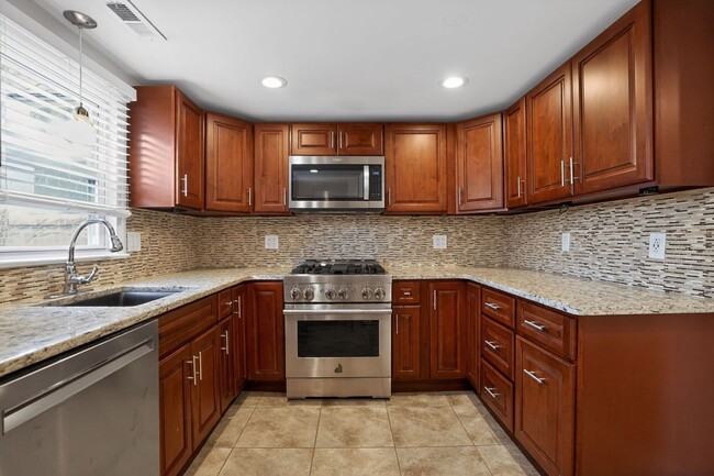 Building Photo - Welcome home to this stunning 1Bd/1Bth condo nestled in the heart of beautiful historic Old Town!