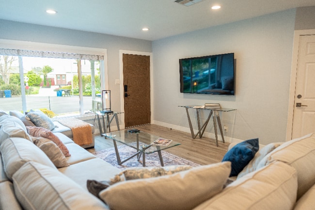 Photo - 18033 Duncan St