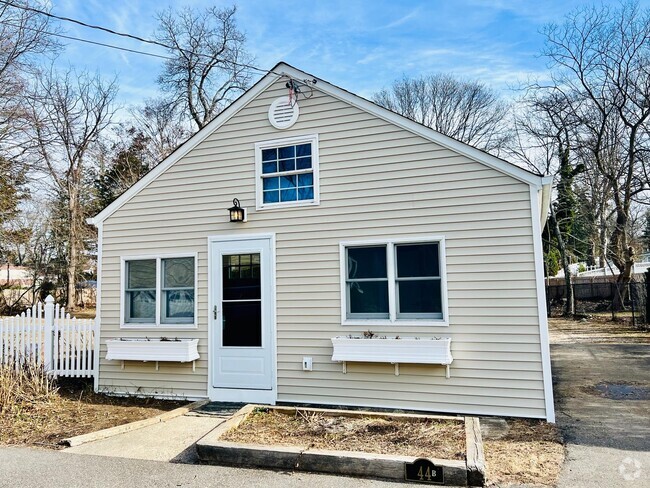 Building Photo - 44 B Catherine St Rental