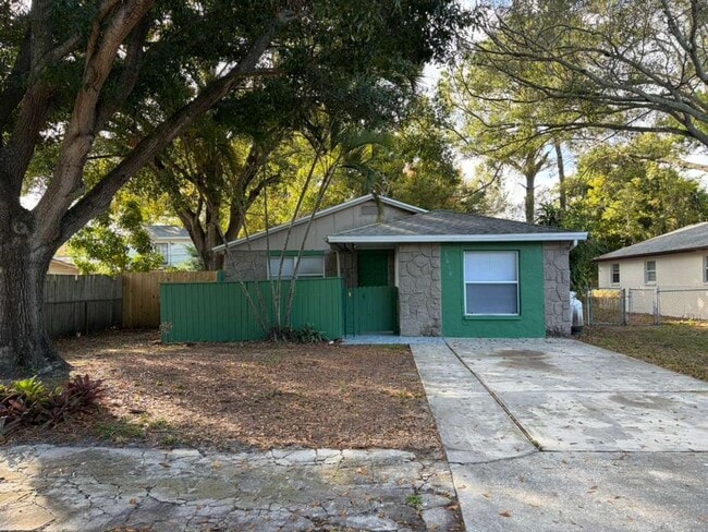Building Photo - Gulfpfort Home With A Bonus Room