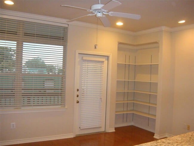 Photo - 305 E 31st St Unidad 4