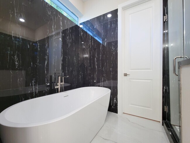 Photo - 5613 Leonard St