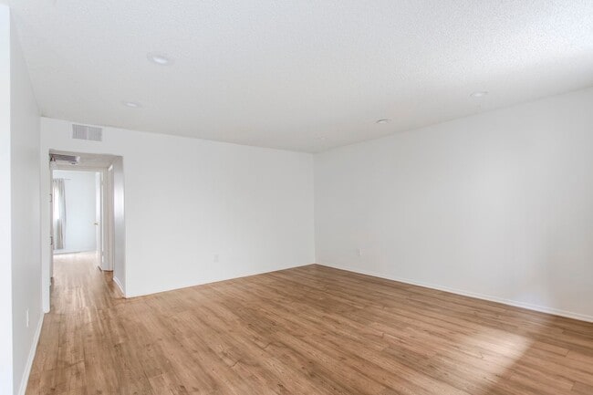 Photo - Chatsworth Rent This Now Apartamento Unidad THR33