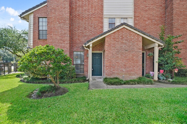 Building Photo - 2211 S Kirkwood Rd Rental