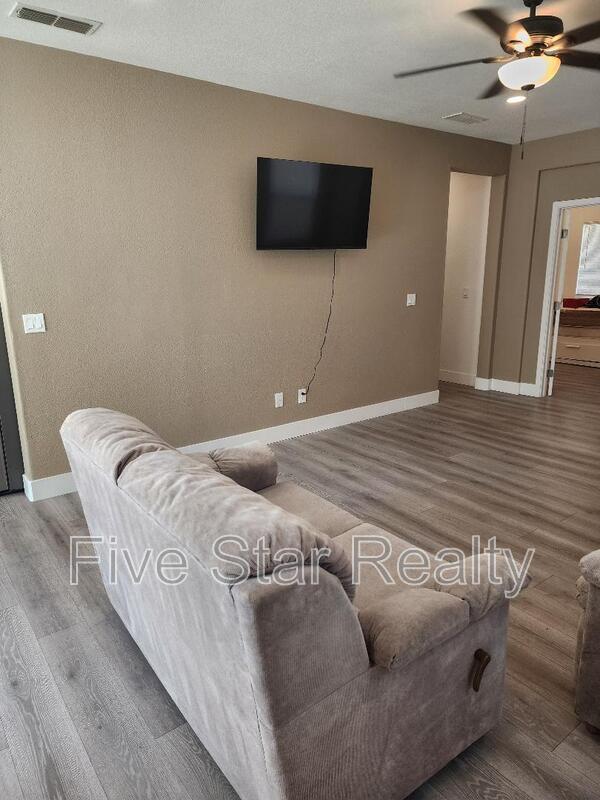 Photo - 9539 Poplar Way