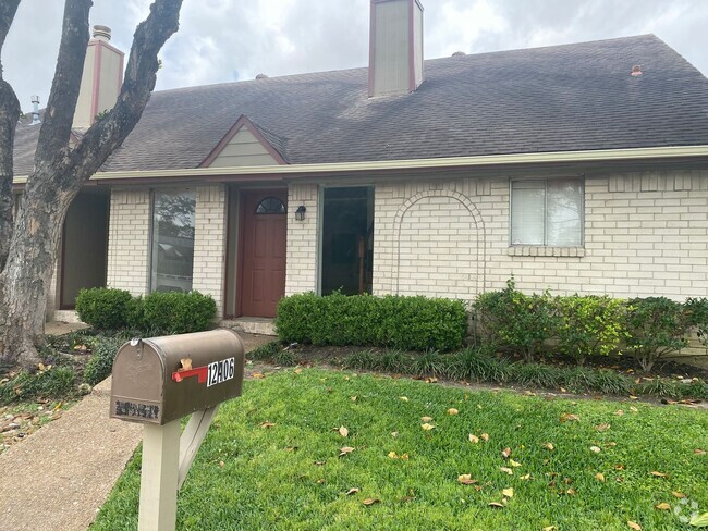 Building Photo - 4 Bedroom For Rent! $250 off the First mon... Rental