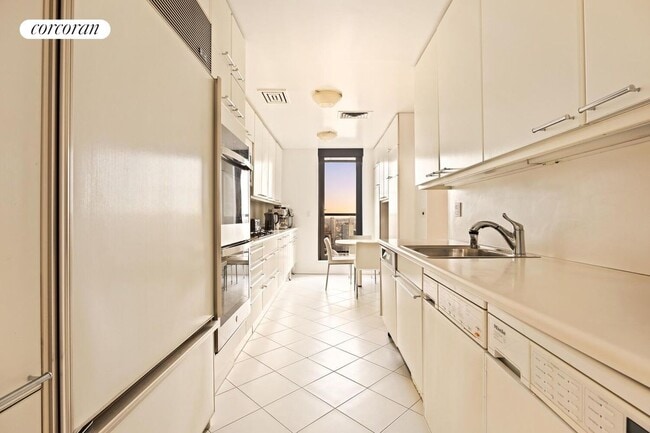 Photo - 100 United Nations Plaza