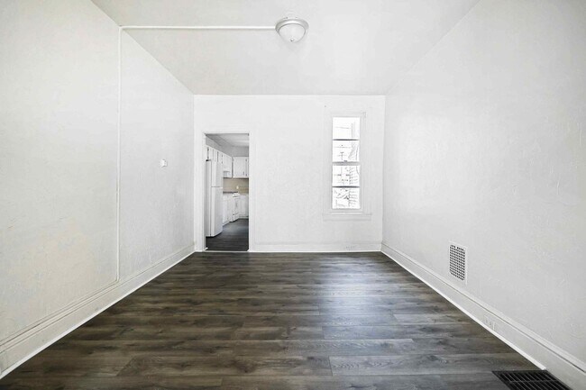 Photo - Available Now - Spacious 4 Bedroom, 1.5 Ba... House