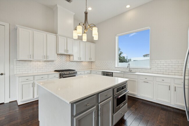 Photo - 843 W 23rd St