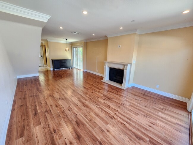 Building Photo - 620 W Doran St Unit 7
