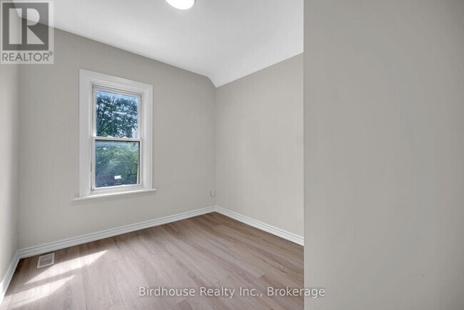Photo - 108 Lindsay St S
