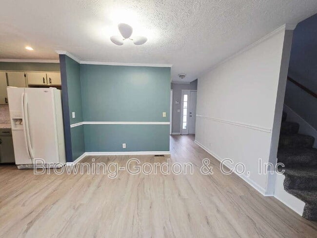 Photo - 5210 Village Way