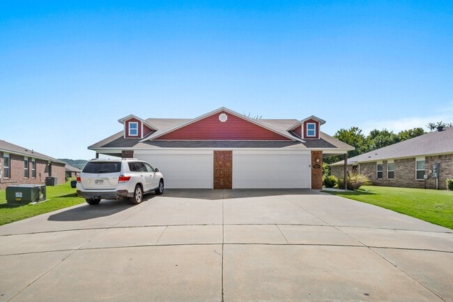 Building Photo - Beautiful and Spacious Home!