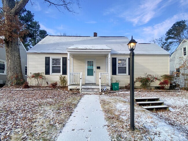 Building Photo - ADORABLE 4 BEDROOM CAPE COD! Rental